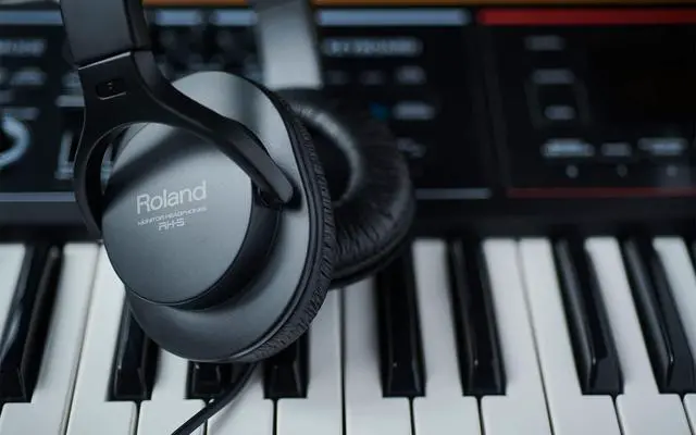 Alt view image 3 of 6 - RH-5 Closed-Type Stereo Headphones Bundle with Guitar Picks