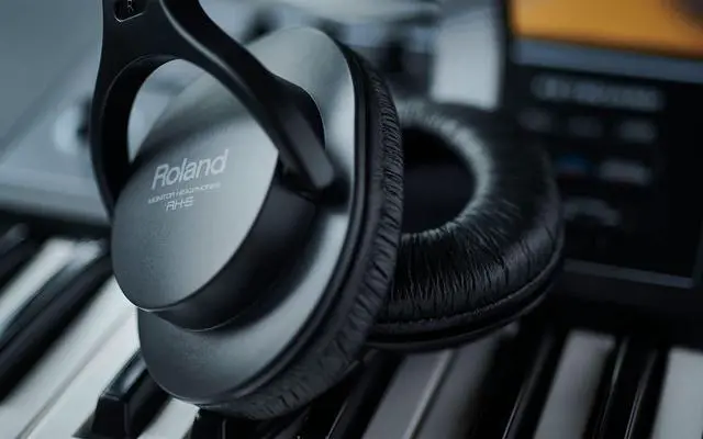 Alt view image 4 of 6 - RH-5 Closed-Type Stereo Headphones Bundle with Guitar Picks