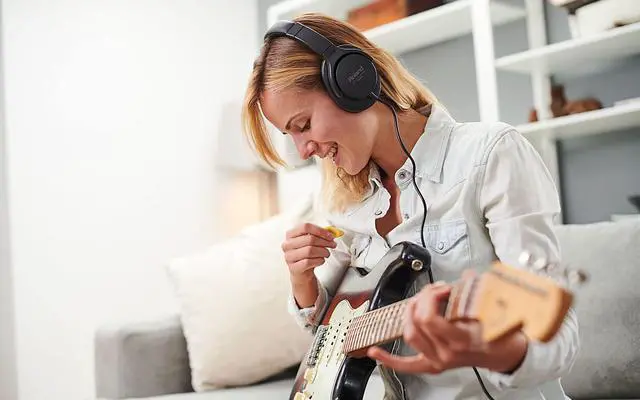 Alt view image 6 of 6 - RH-5 Closed-Type Stereo Headphones Bundle with Guitar Picks