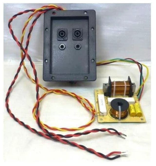 Main image of Replacement Crossover for Peavey SP4 Dual 15" 3-Way Speaker w/Speakon 1/4" Jack