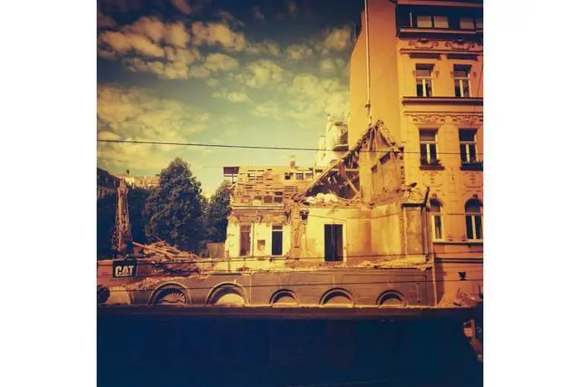 Alt view image 4 of 4 - Redscale XR 120 Film, ISO 50-200, Color Negative, C41 Process, Pack of 1