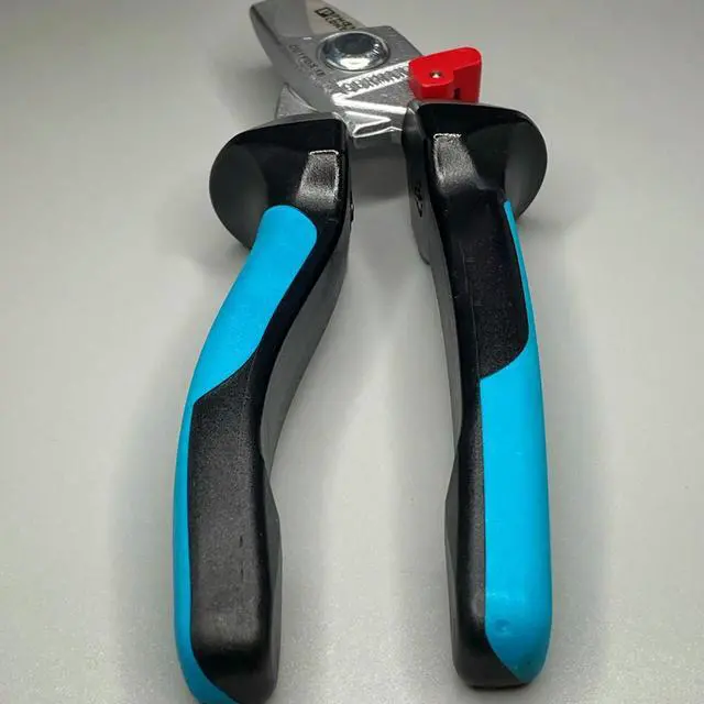 Alt view image 2 of 3 - 1212129 CUTFOX 18 Cable Cutting Tool