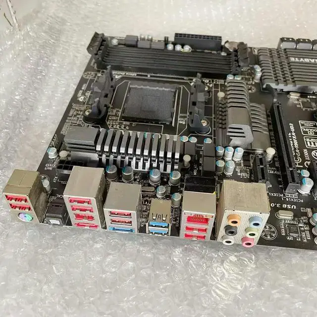 Alt view image 3 of 6 - GA-990FXA-UD3 AM3+ 990FX SB950 4×DDR3 32GB ATX 6×SATA