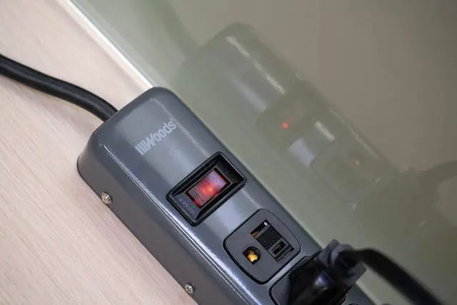 Alt view image 4 of 4 - Southwire Metal Power Strip - 6-Grounded Outlets - Resettable Safety Circuit Breaker Switch - 5-Foot Cord - Heavy Duty Outlet Extender
