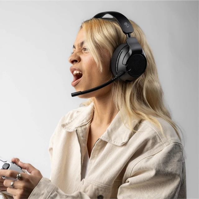 Alt view image 3 of 5 - Skullcandy Crusher PLYR 720 Wireless Gaming Headset - Digi-Black Xbox