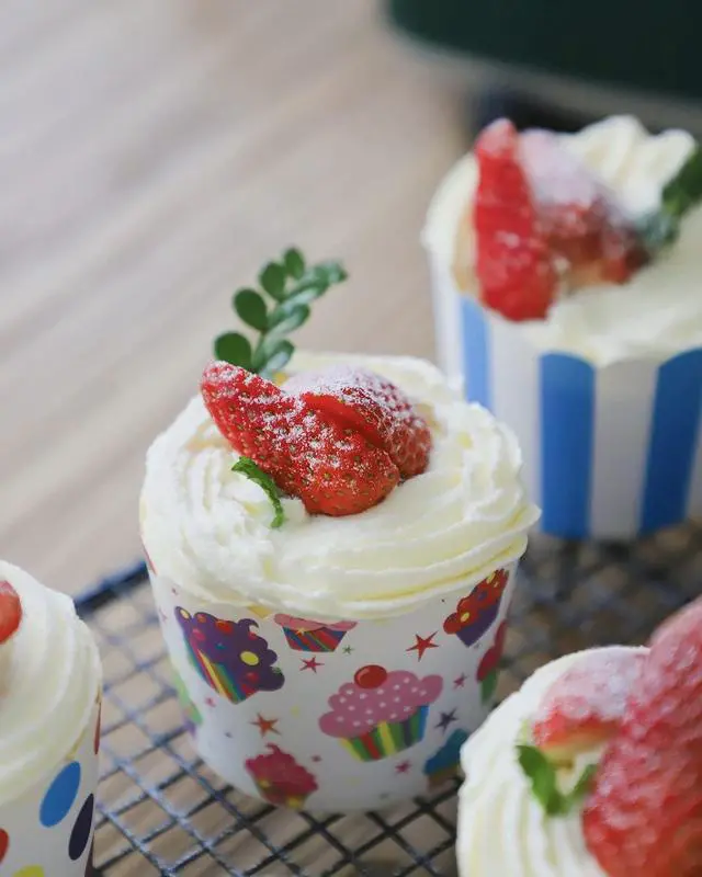 Alt view image 2 of 7 - 100-Pack Disposable Wrappers Large Paper Cake Baking Cup Cupcake Muffin Cases Birthday Party Decoration