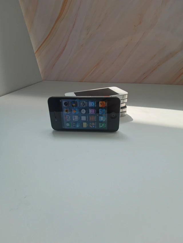 Alt view image 3 of 4 - Apple iPhone 4 MC536LLA 16GB GSM Smart Phone with Retina Display / HD Video Recording / Face Time 3.5" White
