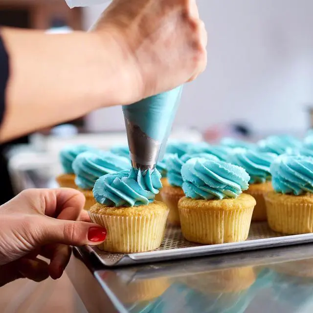 Alt view image 3 of 7 - Azzuro Piping Bags Disposable 16 Inch, 100PCS Extra Thick Pastry Icing Piping Bags for Cake & Cookie, Non-Slip Anti-Burst Cake Frosting Decorating Bags Easy to Squeeze