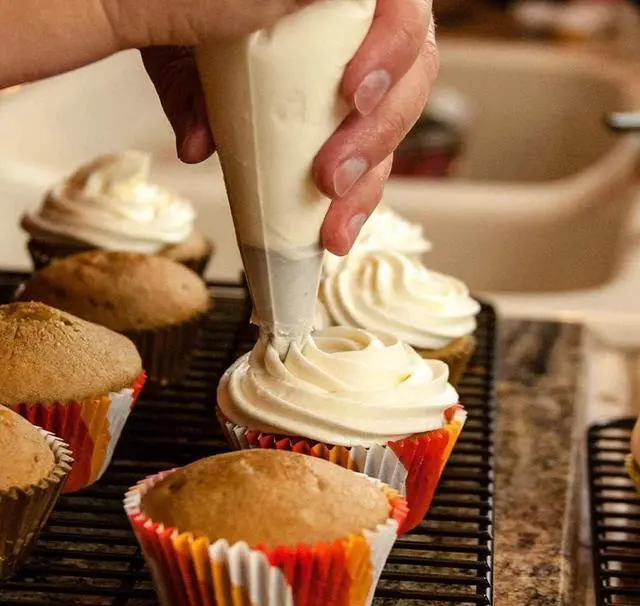 Alt view image 5 of 6 - 40 Pcs Pastry Bag Ties, Silicone Icing Bag Ties, Reusable Piping Bag Ties Decoration Bag Cake and Pastry Supplies Clips, Includes 4 Color. Suitable for Cupcakes Cookies and Pastry Seal