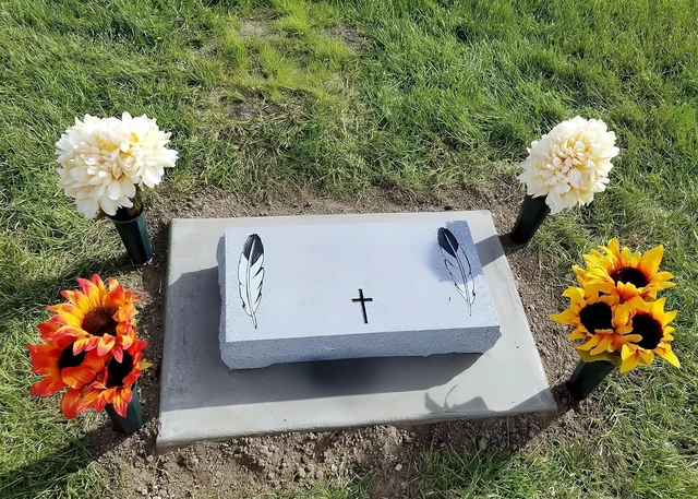 Alt view image 5 of 7 - Memorial Floral Vases, Cemetery Vase, Headstones Flower Holder, Grave Cone Vase, Flower Pots for Outdoor Plants, Decorative Plastic Containers (Set of 6, Green)