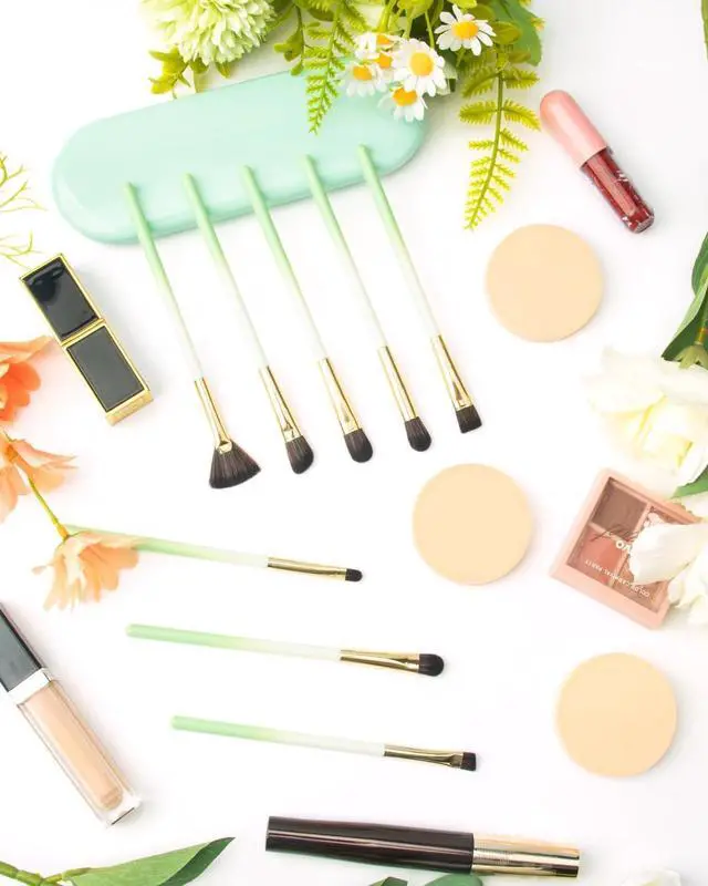 Alt view image 6 of 7 - Eye Makeup Brush Set, 8 Pcs Update Synthetic Eyeshadow Brush Angled Eyebrow Brush Lip Brush with 3Pcs Powder Puffs and Green Case