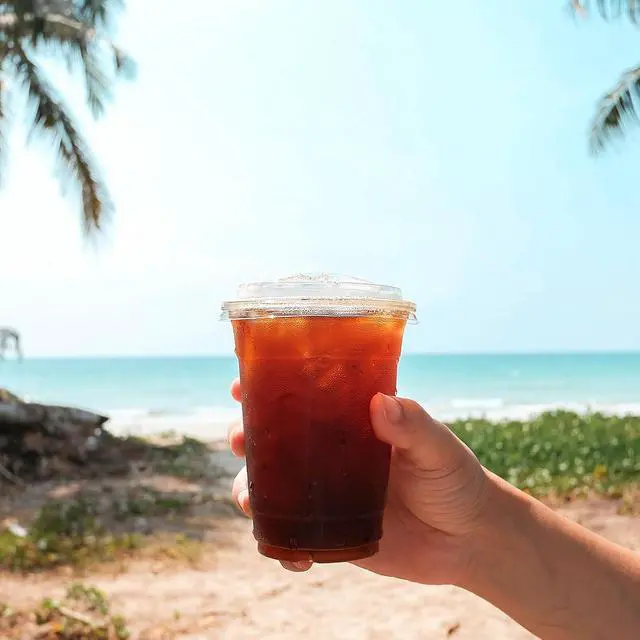 Alt view image 6 of 7 - Qinsihwn 20 oz Clear Plastic Cups with Strawless Sip Lid,25 Sets Disposable Iced Coffee Cups with Lids,Disposable Clear Plastic Cups with Lids for Iced Coffee,Smoothie,Cold Drinks for Party
