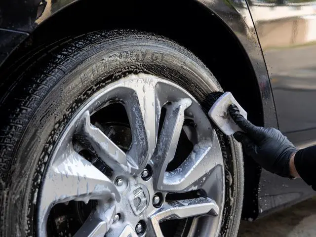 Alt view image 5 of 7 - Meguiar's Hot Rims Wheel and Tire Cleaner, G9524, 24 oz, Spray