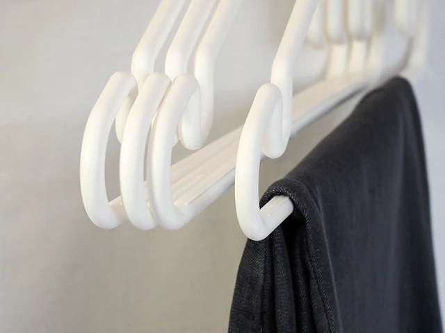 Alt view image 2 of 4 - Lynx Stay-Put Plastic Hangers 6-Pack, 1200W, White, for RVs, Campers, Boats & Home