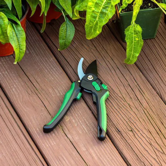 Alt view image 2 of 5 - Expert Gardener Bypass Pruner, 3/4-inch Cutting Capacity