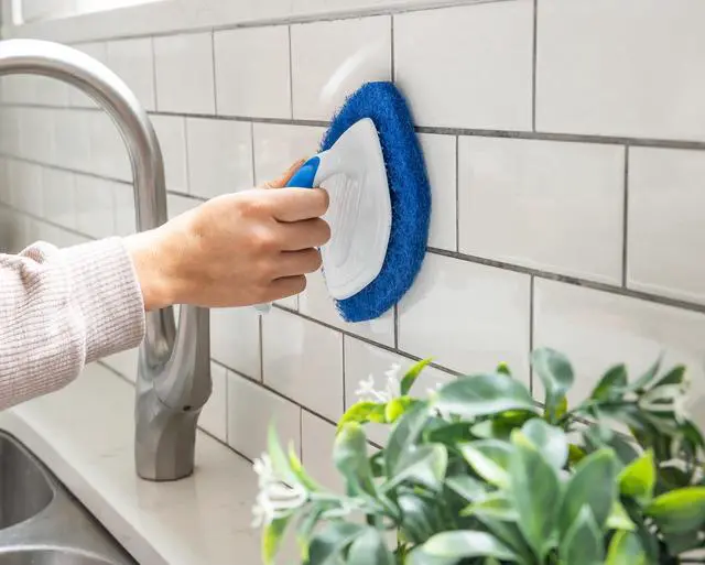 Alt view image 5 of 6 - Clorox Tub & Tile Handheld Diamond-Shaped Scrubber