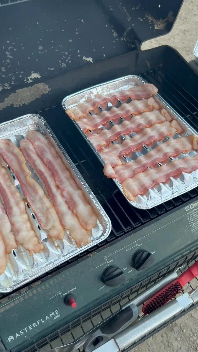 Alt view image 2 of 3 - Disposable Aluminum Foil Broiler Pan (10 Pack) for Oven - Durable Broiling Drip Trays with Ribbed Bottom Surface for BBQ Grill-Like Texture - 13x9 Inch Pans