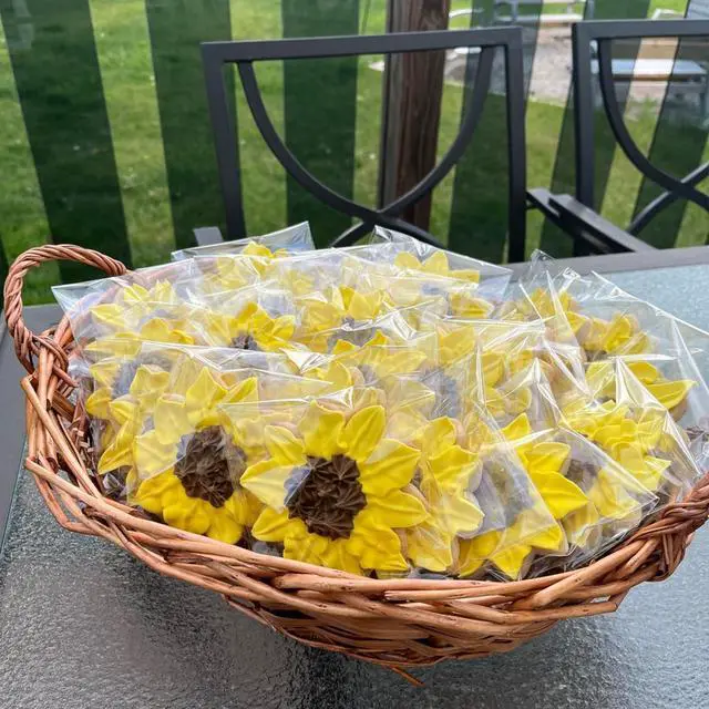 Alt view image 4 of 7 - Self Sealing Cellophane Bags 100 Pcs 4 X 5 Inch,Cookie Bags With Seal for Gift Wrapping,Packaging Candies,Dessert,Bakery, Cookies, Chocolate,Party Favo,Wedding and Holiday Packaging