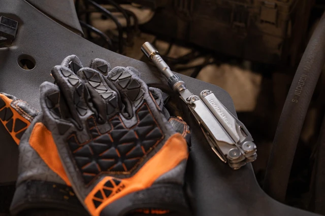 Alt view image 3 of 5 - Ratchet Driver, Fits Flat Bits and Standard 1/4 Inch Hex Bits Ratcheting Mechanism for Faster Fastening, Fits Flat Bits & Standard 1/4-Inch Hex Bits, Compact Design