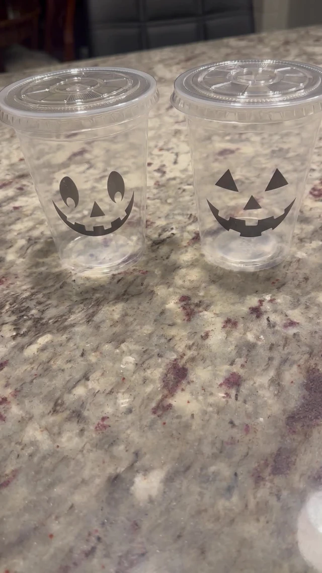 Alt view image 3 of 3 - 50 Pack 16 oz Halloween Disposable Plastic Cups with Lids Pumpkin Face