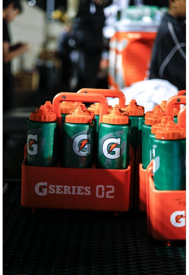 Alt view image 3 of 6 - Gatorade Contour Style Squeeze Water Bottle 28oz Green