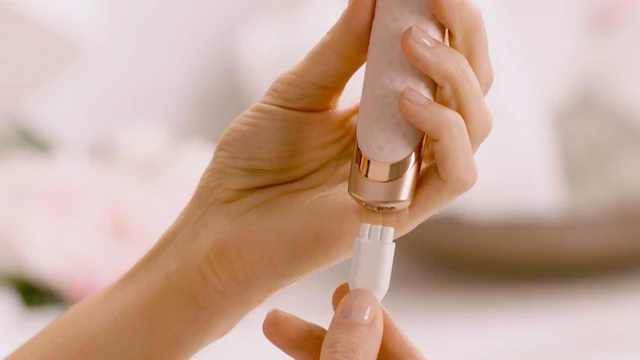 Alt view image 3 of 7 - Finishing Touch Flawless Nu Razor Portable Cordless Rechargeable Electric Razor