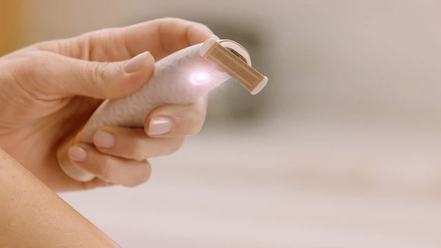 Alt view image 4 of 7 - Finishing Touch Flawless Nu Razor Portable Cordless Rechargeable Electric Razor