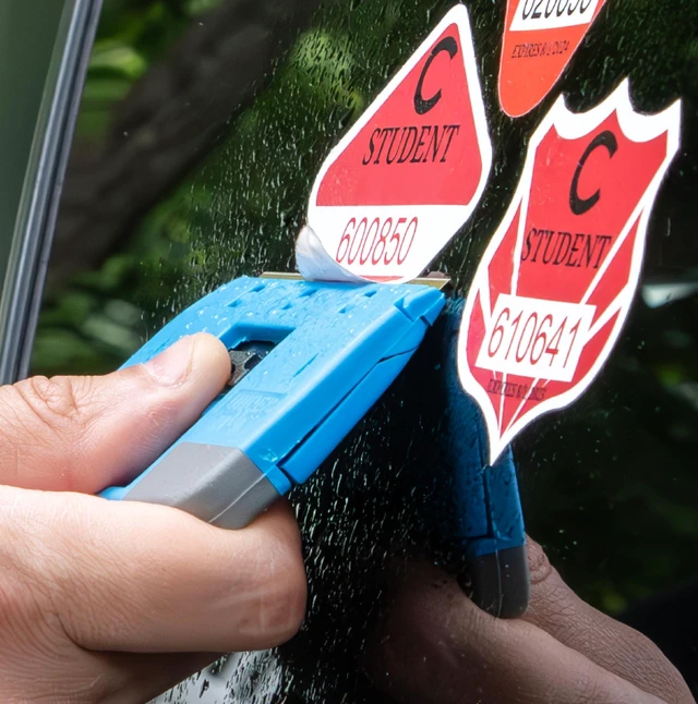 Alt view image 6 of 6 - Unger Professional Compact 4" Window and Glass Scraper, Reversible Razor Blade Tool with Retractable Safety Guard, for Residue, Stickers, Glue, and Paint on Smooth Surfac