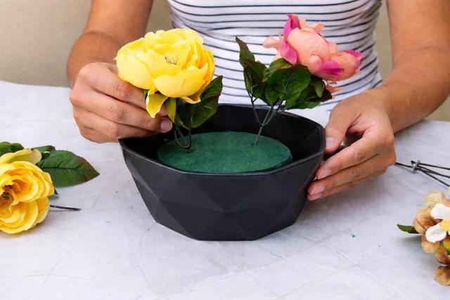 Alt view image 5 of 6 - Pack of 6 FLOFARE Round Floral Foam Blocks 4" x 1.4" Dry & Wet Green for Fresh and Artificial Flowers, Flower Arrangements & Florist Supplies