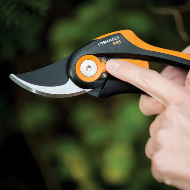 Alt view image 2 of 6 - Fiskars SmartFit Pruner 8-Inch Bypass Non-Stick Steel Blades SoftGrip Handles