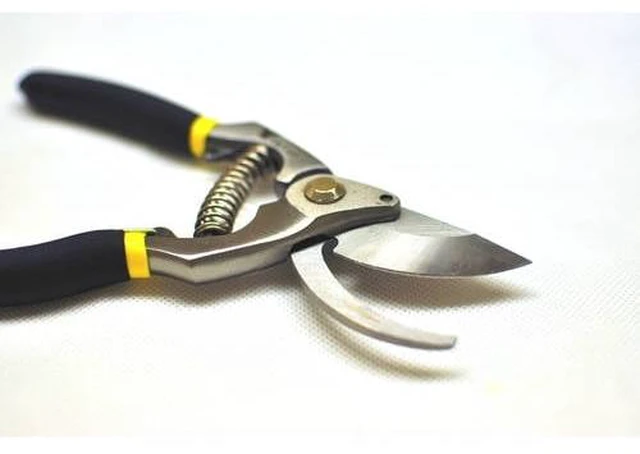 Alt view image 5 of 5 - G & F 1.25-Inch Classic Cut Forged Bypass Pruner