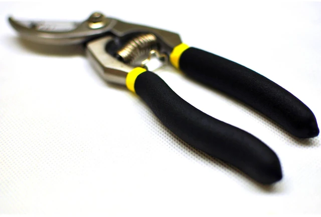Alt view image 3 of 5 - G & F 1.25-Inch Classic Cut Forged Bypass Pruner