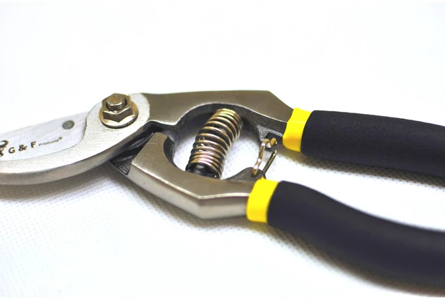 Alt view image 2 of 5 - G & F 1.25-Inch Classic Cut Forged Bypass Pruner