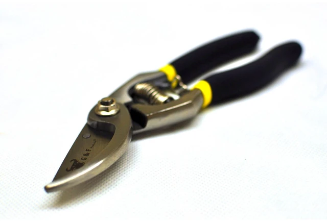 Alt view image 4 of 5 - G & F 1.25-Inch Classic Cut Forged Bypass Pruner