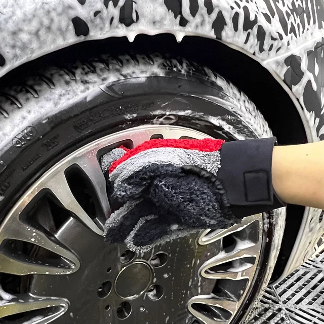 Alt view image 2 of 6 - Platinum Series 2-in-1 Microfiber Wheel Cleaning Glove Mitt