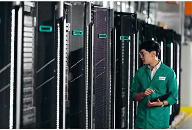 Alt view image 3 of 3 - HPE ProLiant DL20 Gen10 Plus 2SFF HDD Enablement Kit P45450B21