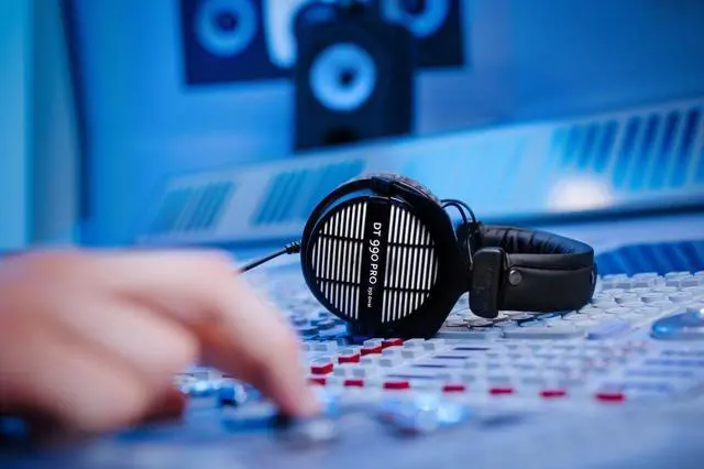Alt view image 4 of 19 - Beyerdynamic DT 990 Pro 250 Ohm Studio Headphones for Mixing, Mastering, and Editing (open-back)