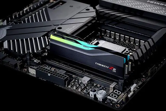 Alt view image 4 of 5 - G.SKILL Trident Z5 RGB Series 32GB 2 x 16GB 288-Pin DDR5 SDRAM DDR5 - BLACK