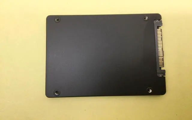 Alt view image 3 of 3 - MZ-QLB9600 Samsung PM983 Series 960GB 2.5" PCIe Gen3 SSD MZQLB960HAJR NEW