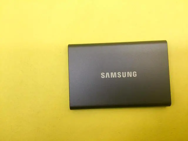 Alt view image 3 of 4 - SAMSUNG T7 Portable SSD 4TB Up to 1050 MB/s USB 3.2 External SSD MU-PC4T0T