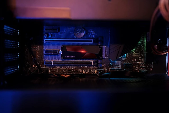 Alt view image 5 of 6 - Samsung 990 PRO 2TB PCIe Gen4 NVMe M.2 Heatsink SSD 7,450MB/s MZ-V9P2T0CW