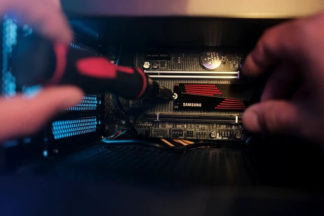 Alt view image 6 of 6 - Samsung 990 PRO 2TB PCIe Gen4 NVMe M.2 Heatsink SSD 7,450MB/s MZ-V9P2T0CW