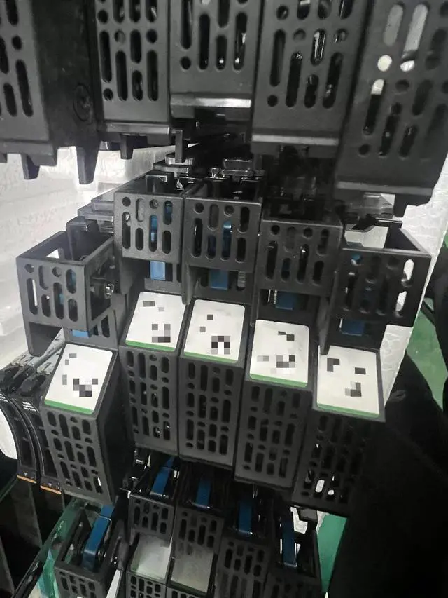 Alt view image 2 of 2 - Suitable for 5541894-A R5C-J600SS hard disk rack