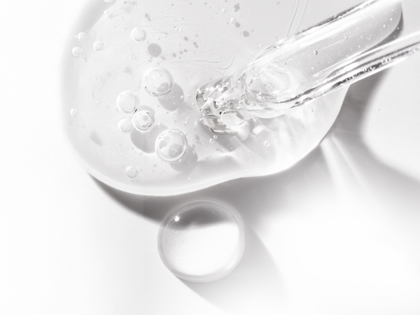 Abstract serum particle next to information related to Hyaluronic Serum and its benefits.