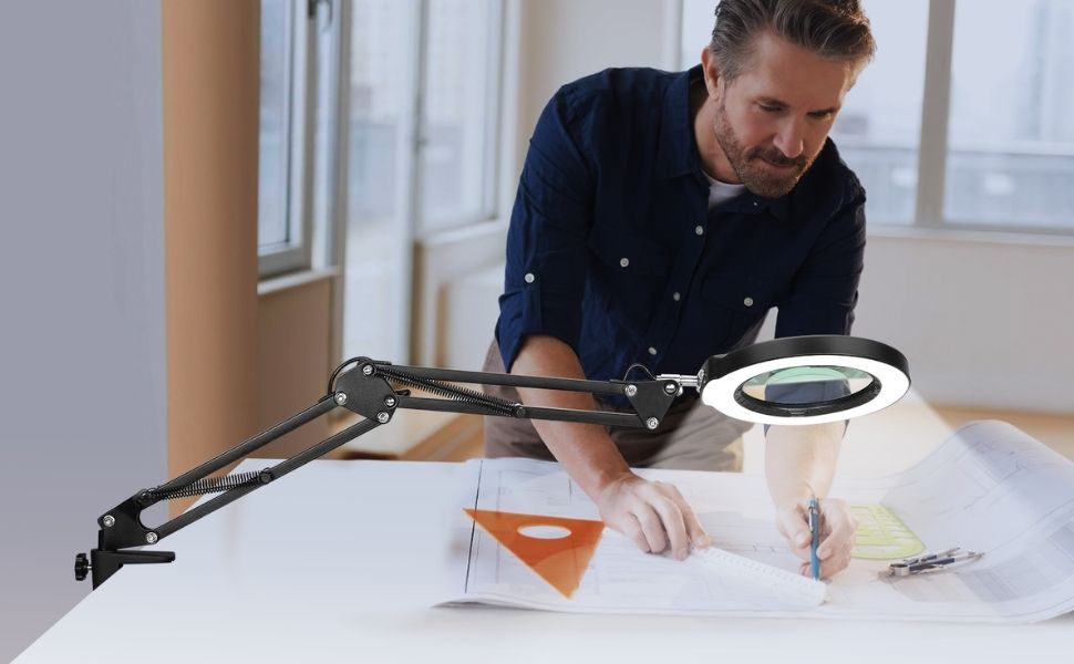 magnifying glass with light and stand