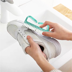 nail brush for cleaning fingernails