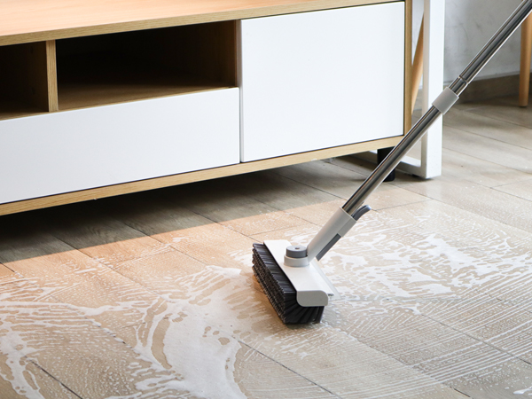 squeegee cleaning brush