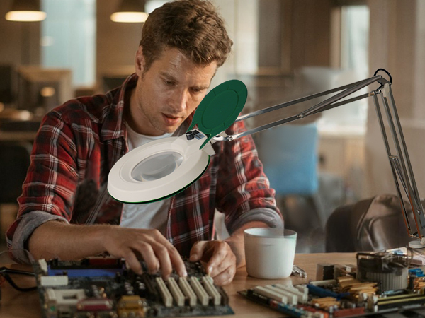 magnifying glass with light and stand