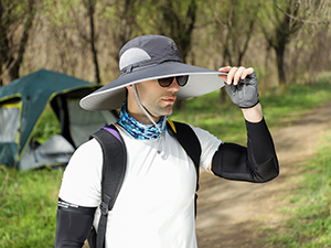 wide brim hat