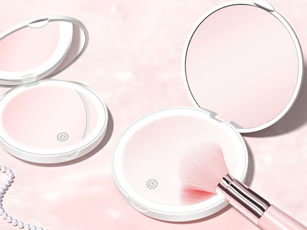 travel mirror with light